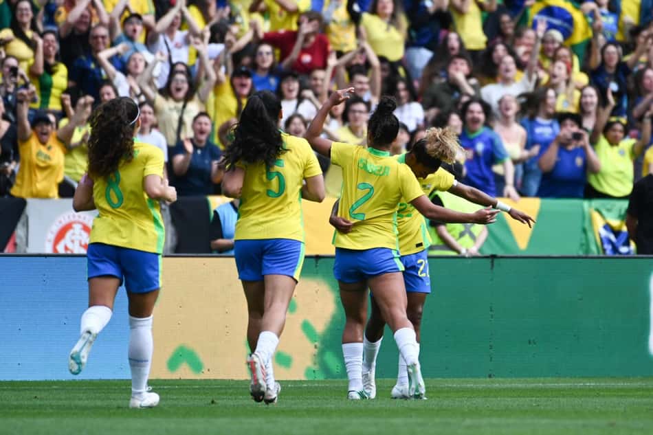 Luany marca o gol durante a partida entre Brasil e Argentina, válida pelo amistoso da seleção feminina, realizada no Estádio Beira-Rio, em Porto Alegre neste sábado (10).