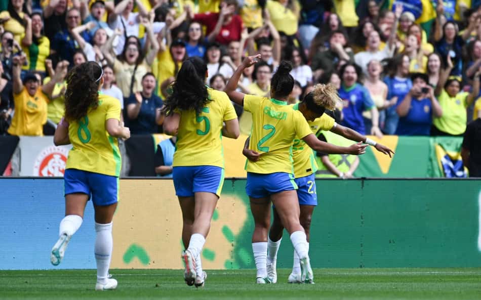 Luany marca o gol durante a partida entre Brasil e Argentina, válida pelo amistoso da seleção feminina, realizada no Estádio Beira-Rio, em Porto Alegre neste sábado (10).
