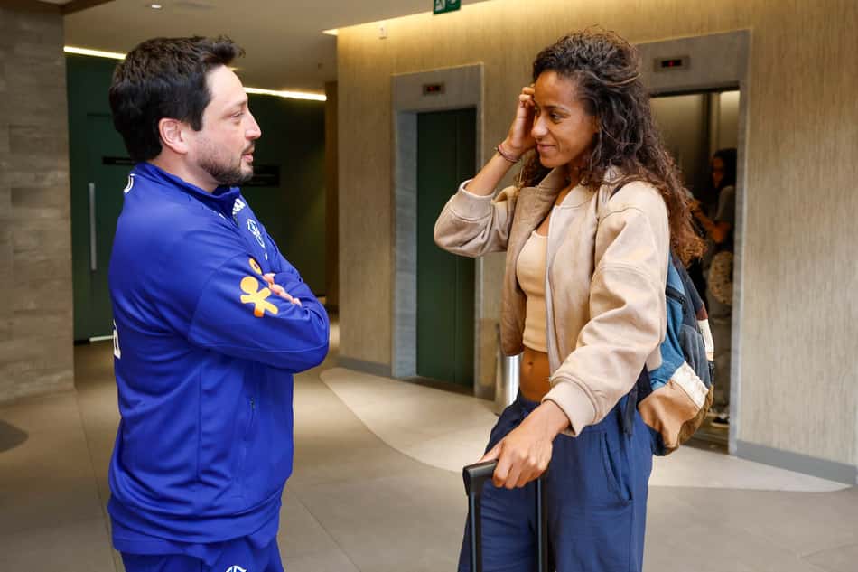 Arthur Elias conversa com Tayla, zagueira do São Paulo, no saguão do hotel da Seleção, em Porto Alegre