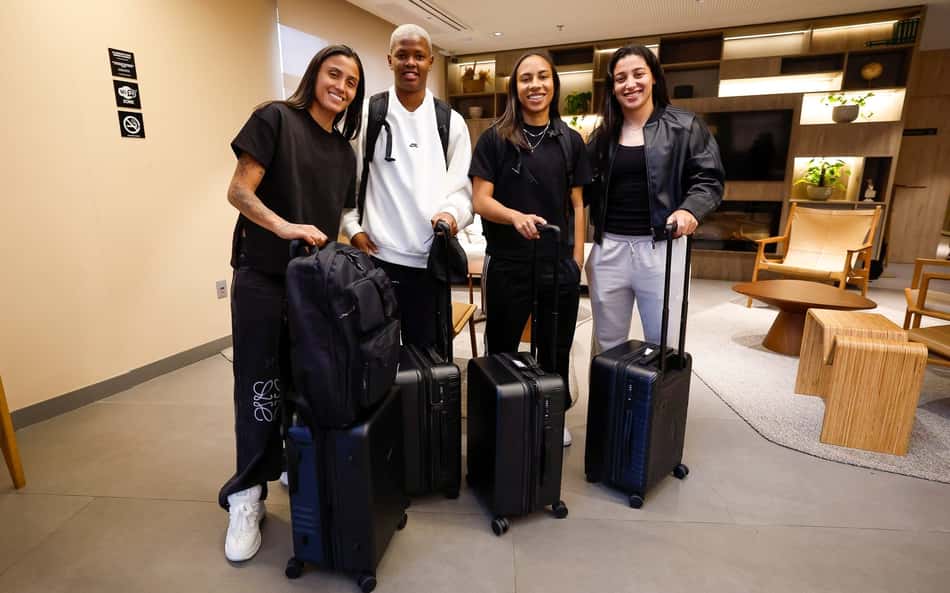 Jogadoras da Seleção Feminina durante chegada ao hotel