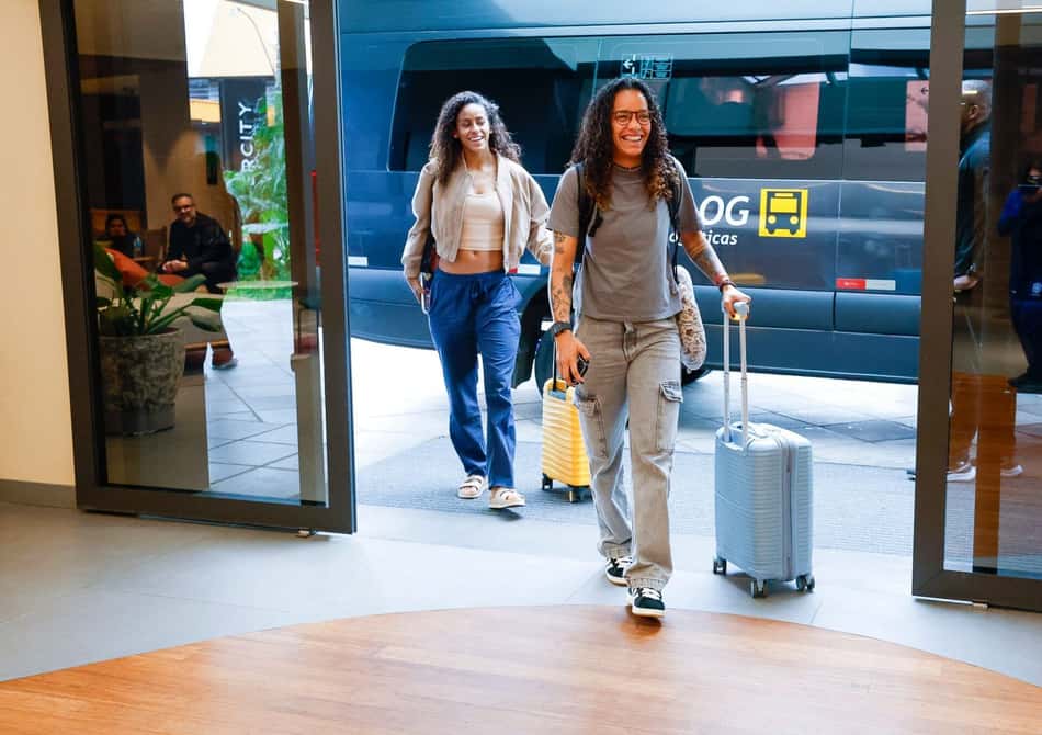 Tayla e Carlinha, jogadoras do São Paulo, chegam ao hotel em Porto Alegre