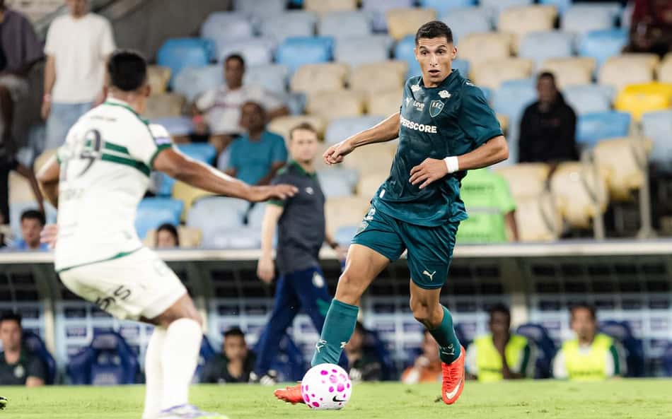 Serna domina a bola nos 4 a 0 do Fluminense sobre o Coritiba (Foto: Marcelo Goncalves Fluminense)
