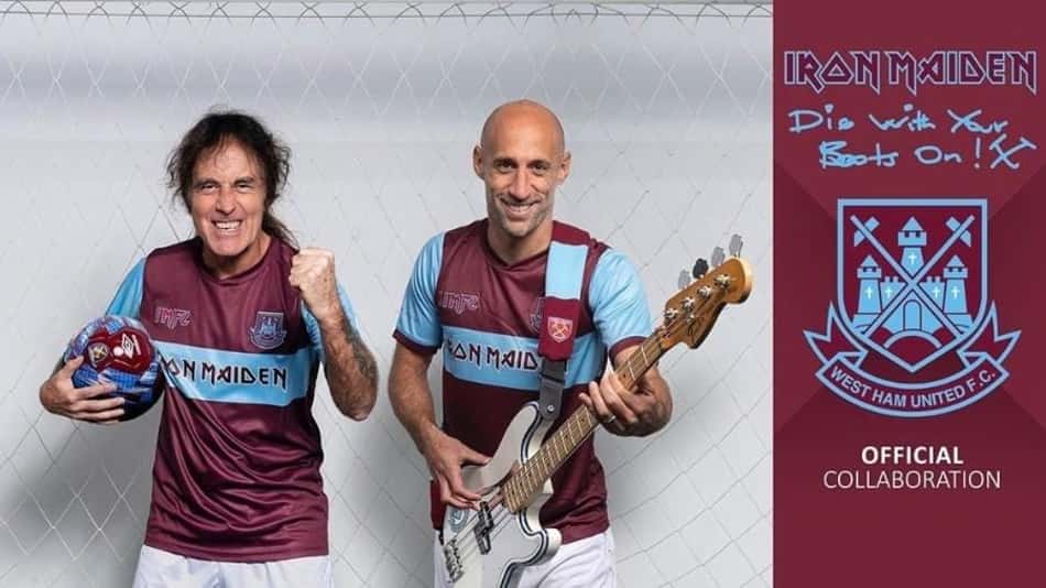 Steve Harris (Iron Maiden) em uniforme West Ham, ao lado de músico segurando baixo, divulgação oficial West Ham x Iron Maiden