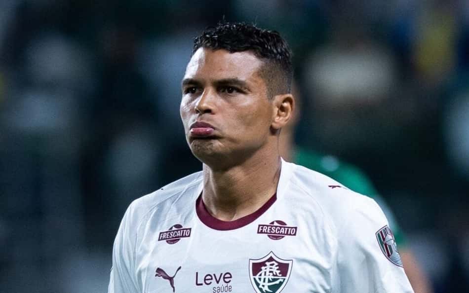 Thiago Silva com a camisa branca do Fluminense (Foto: Rebeca Schumacker/Ofotográfico/Folhapress):