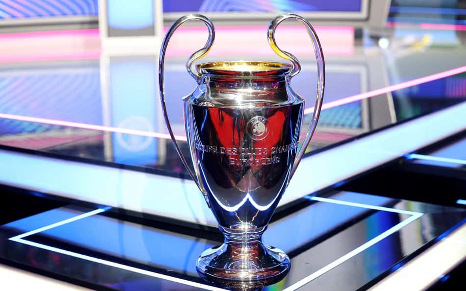Taça da Champions League exposta antes do sorteio dos confrontos da fase de liga da temporada 2026-2027