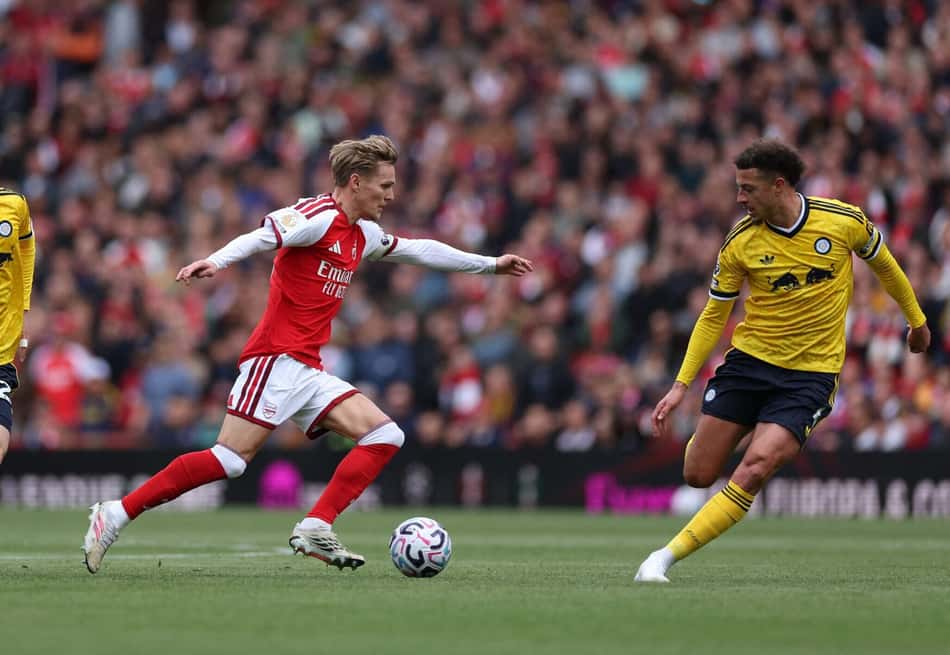 Tanaka e Ethan Ampadu disputam a bola com Martin Odegaard durante Arsenal x Leeds United