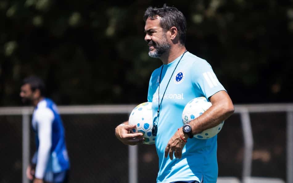 Técnico Artur Jorge lidera treino na Toca II