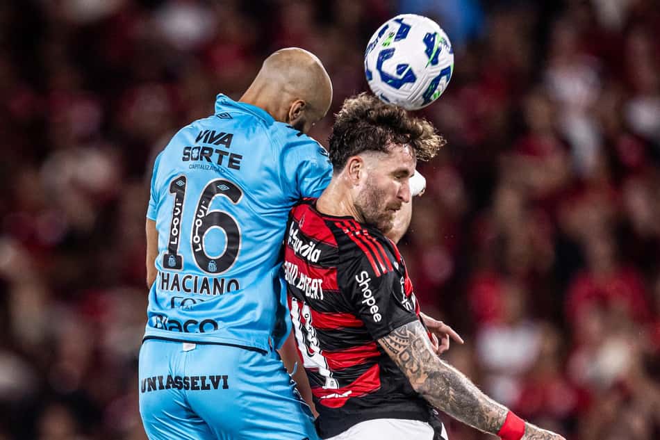 Thaciano e Léo Pereira no duelo entre Flamengo e Santos em 2025 