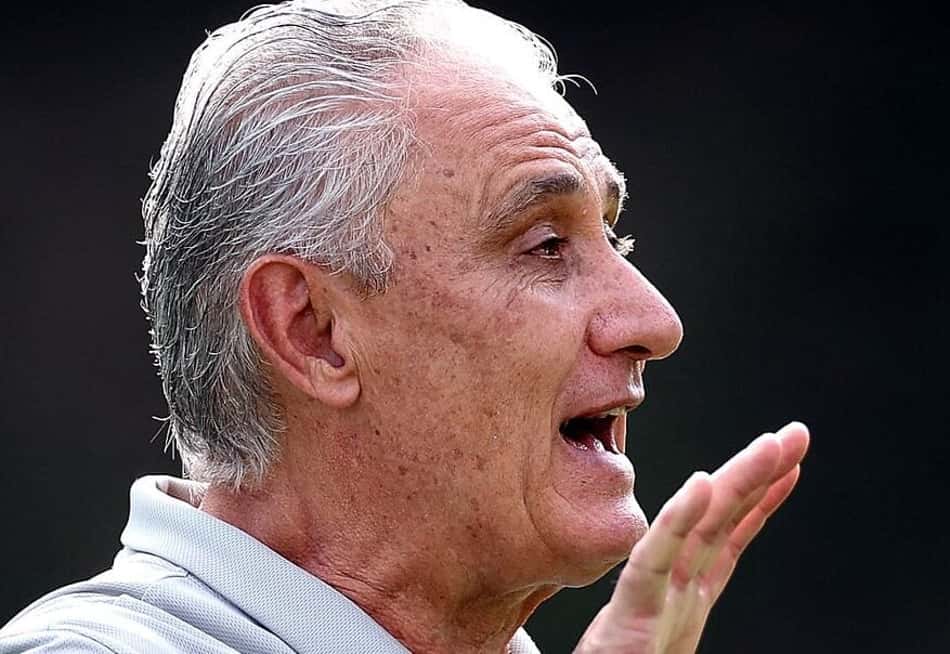 Tite gesticula com as mãos durante treino do Botafogo