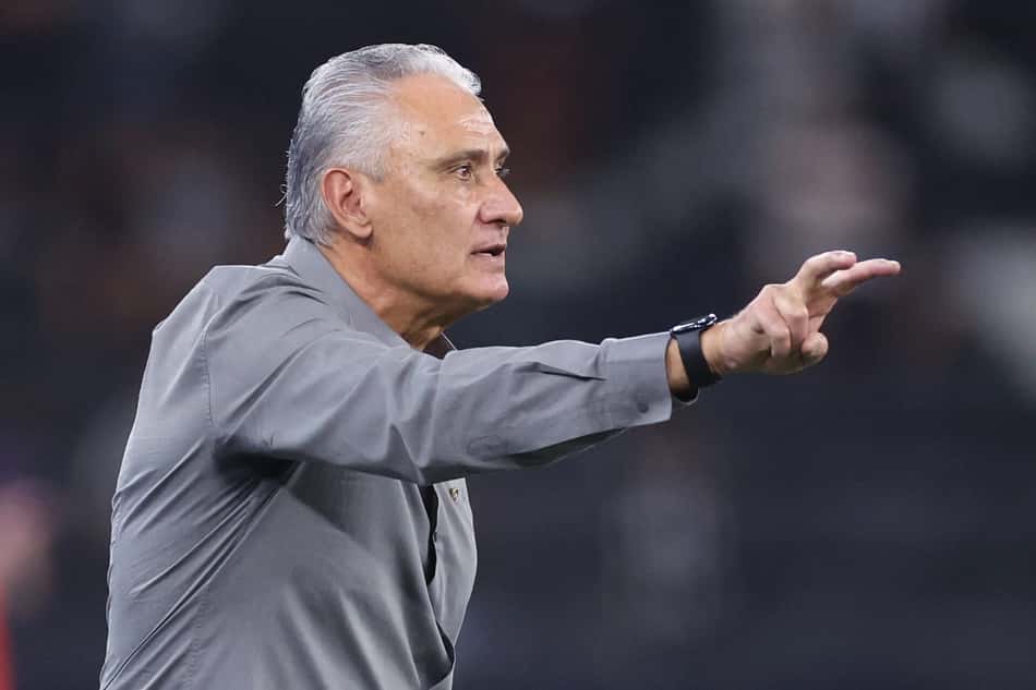 Tite orienta o Botafogo no triunfo sobre a Chapecoense.