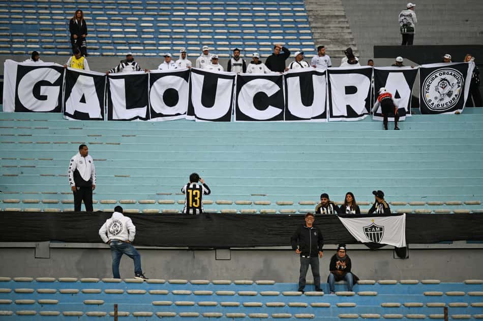 Torcedores do Atlético-MG presentes no Centenário para o duelo contra o City Torque pela semi da Sul-Americana