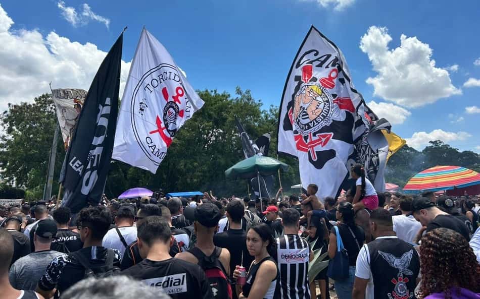 Torcida do Corinthians organiza apoio ao elenco antes do Dérbi
