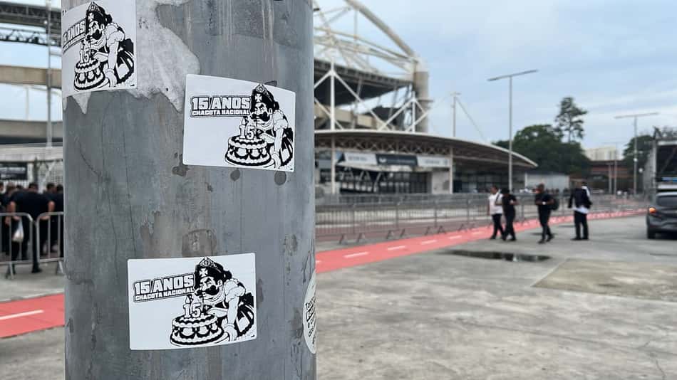 Torcida do Botafogo cola adesivos em provocação ao Vasco no Nilton Santos antes de clássico pelo Brasileirão