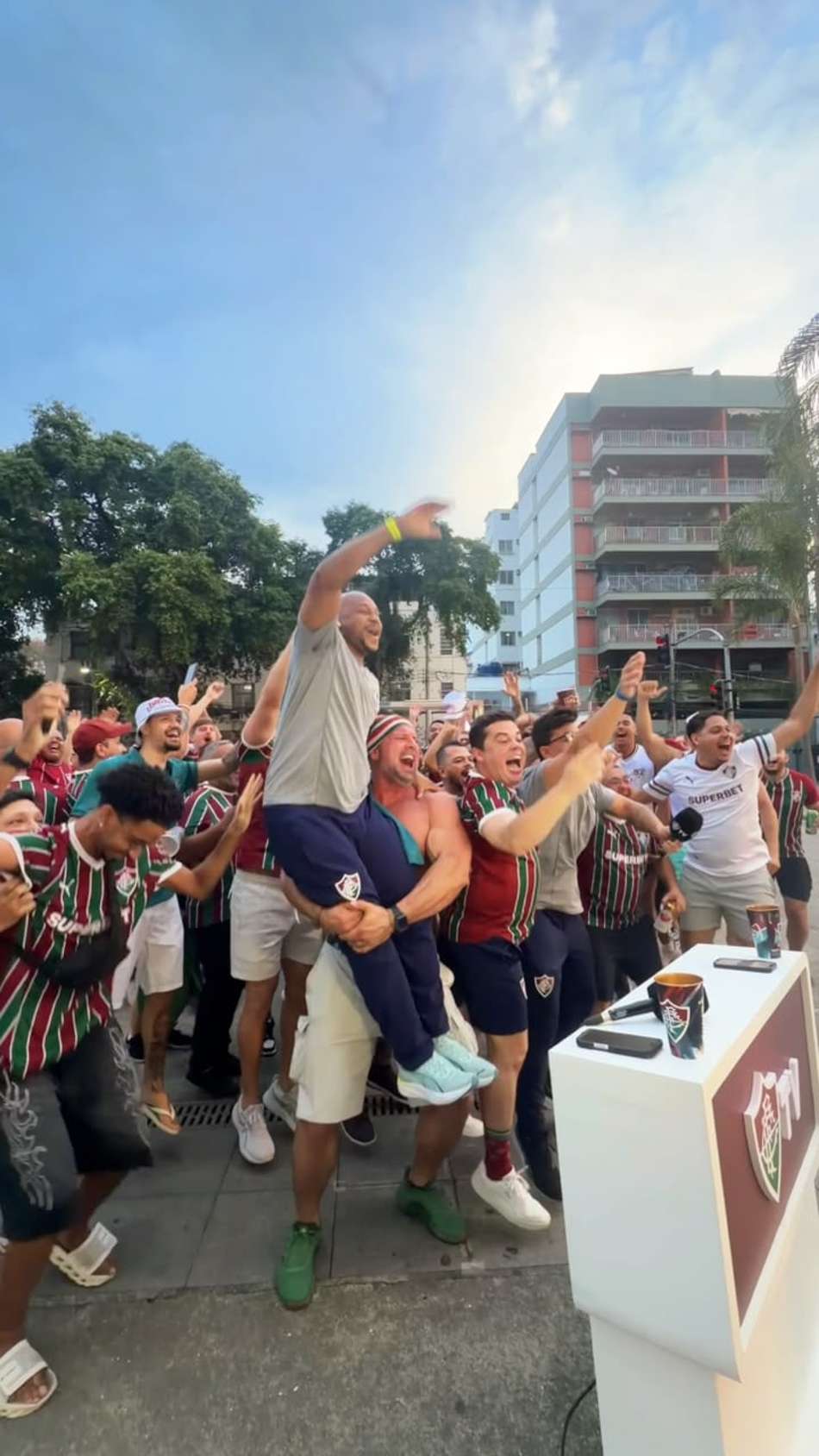 Torcida do Fluminense durante participação na transmissão com o influenciador Gugu Tricolor