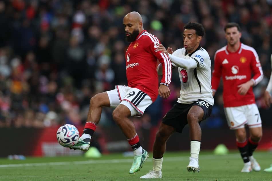 Manchester United x Bournemouth: jogador do United com a bola, pressionado por jogador do Bournemouth durante a partida.