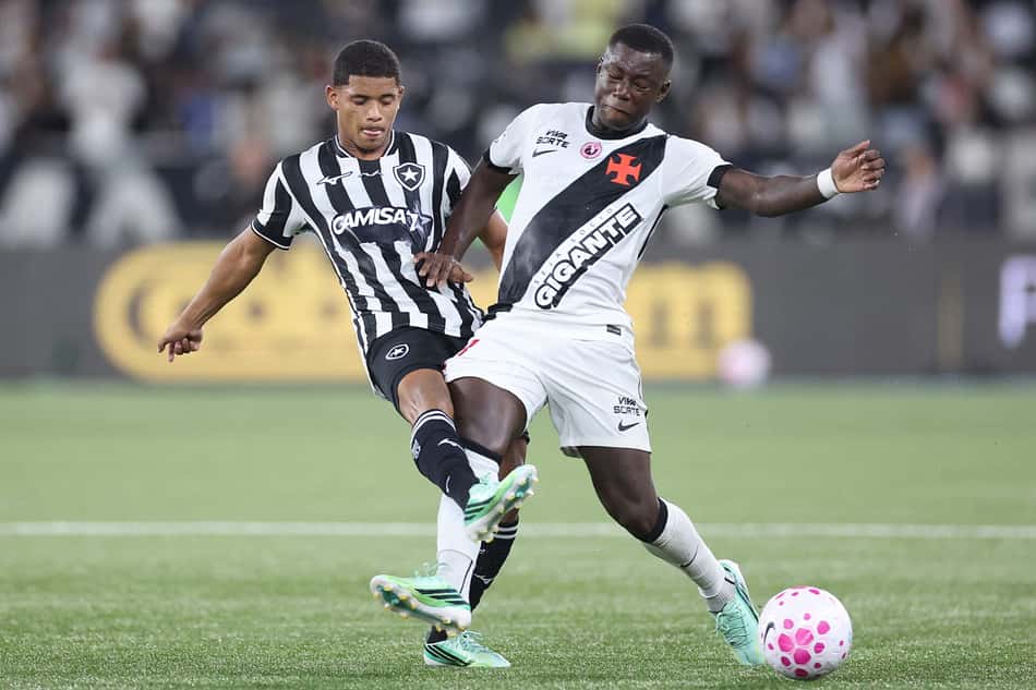 Jogadores de Vasco e Botafogo em dividida