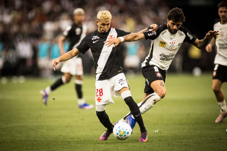 Jogo de Futebol Entre Vasco e Corinthians, Jogadores em Ação.