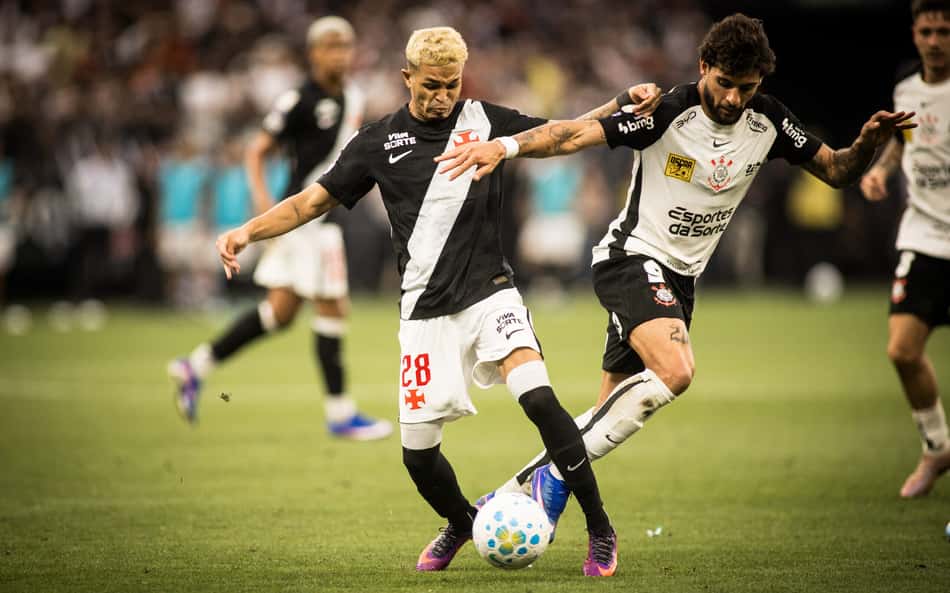 Jogo de Futebol Entre Vasco e Corinthians, Jogadores em Ação.