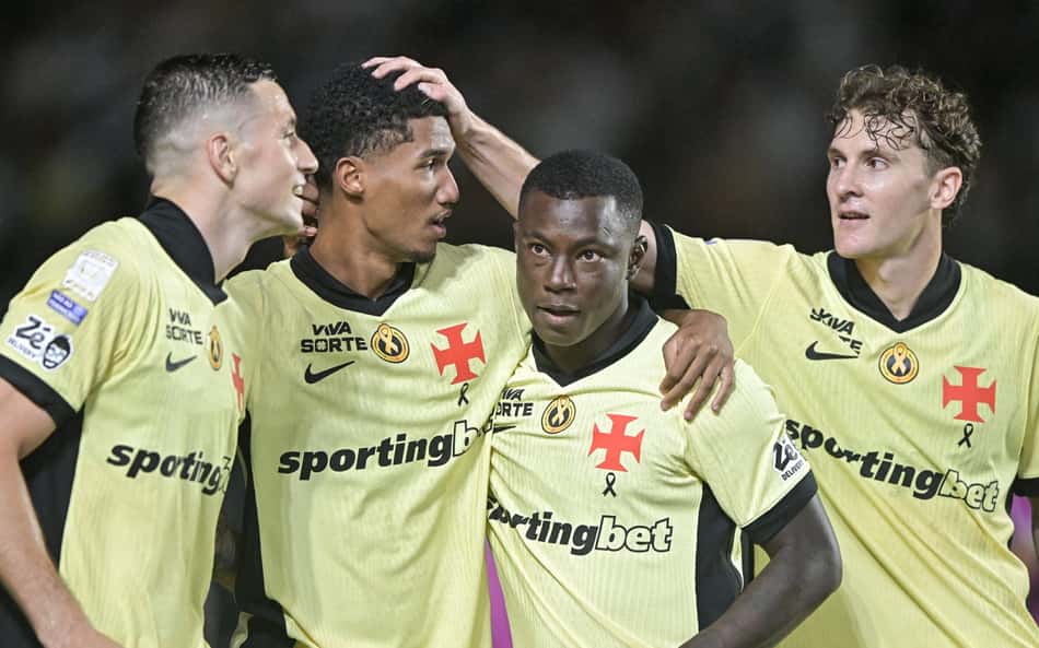 Ramon Rique jogador do Vasco comemora seu gol com jogadores do seu time durante partida contra o Coritiba no estadio Sao Januario pelo campeonato Brasileiro A 2026.