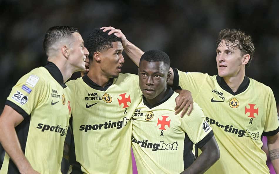 Ramon Rique jogador do Vasco comemora seu gol com jogadores do seu time durante partida contra o Coritiba no estadio Sao Januario pelo campeonato Brasileiro A 2026.
