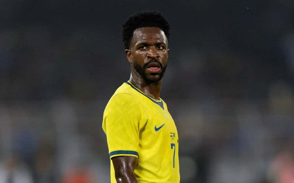 Jogador da seleção brasileira, camisa amarela com o número 7, em campo.