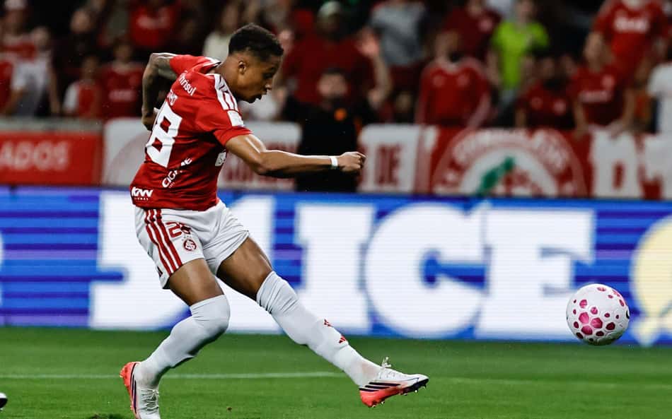 Vitinho do Internacional finalizando