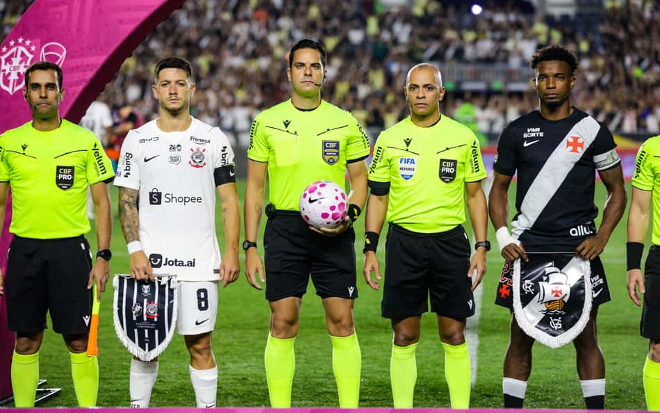 Arbitros e atletas dos times Vasco e Corinthians posam com bola rosa antes da partida Vasco x Corinthians.