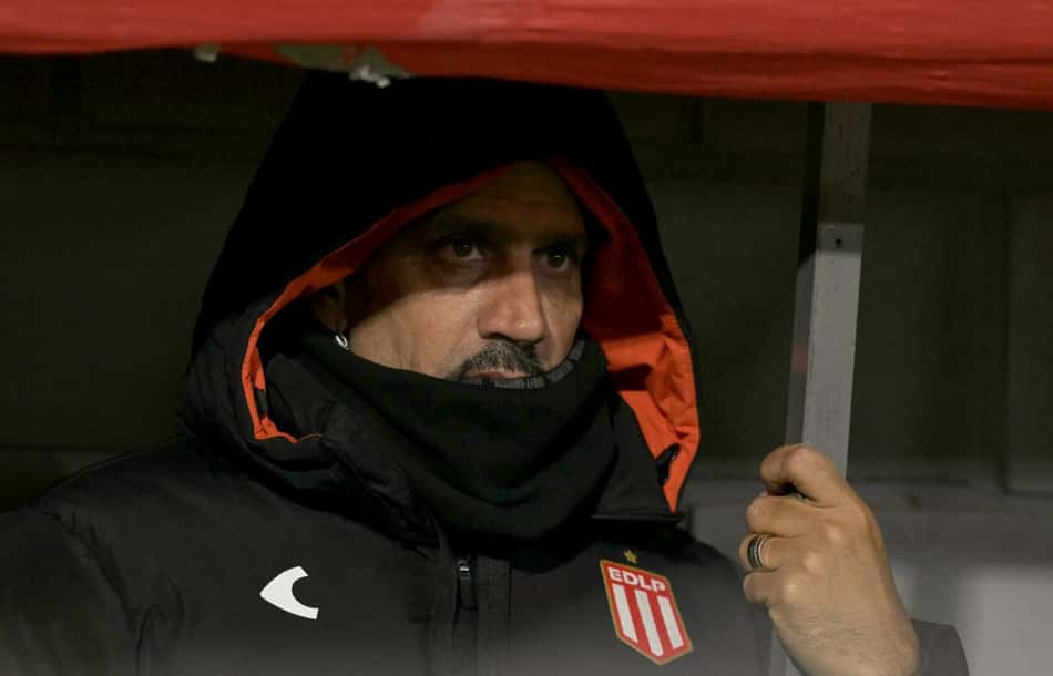 O presidente e ex-jogador do Estudiantes, Juan Sebastian Veron, assiste à partida de ida da semifinal da Copa Libertadores entre o Estudiantes de La Plata da Argentina e o Flamengo do Brasil no estádio UNO Jorge Luis Hirschi em La Plata