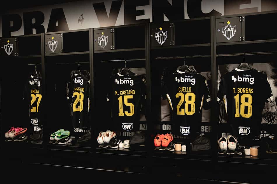 Vestiário Atlético x Coritiba, camisas pretas com K. CASTAÑO 15, CUELLO 28 e T. BORBAS 18. A