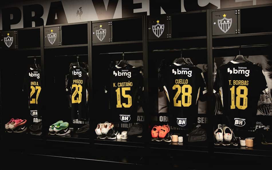 Vestiário Atlético x Coritiba, camisas pretas com K. CASTAÑO 15, CUELLO 28 e T. BORBAS 18. A