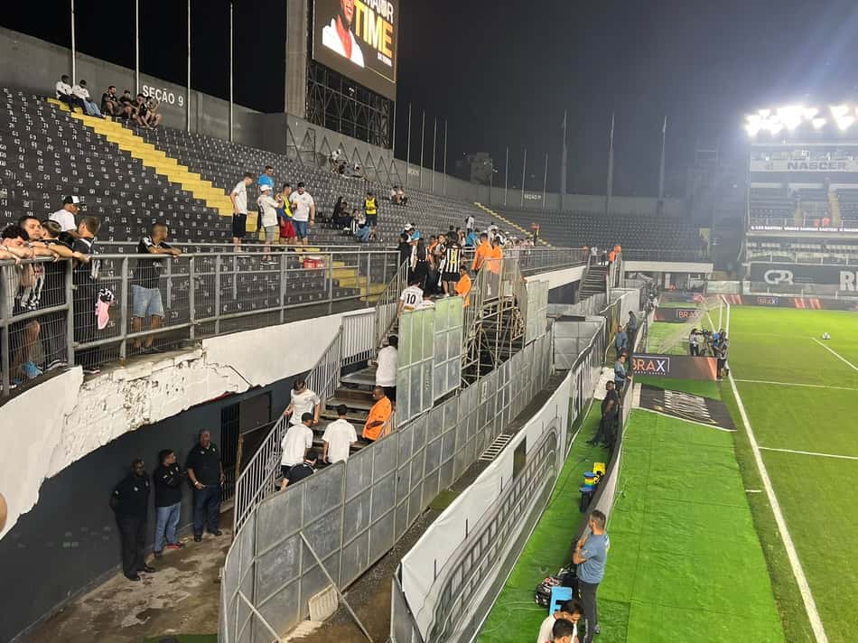 Estrutura provisória de tapumes para receber o público no setor 7/8 da Vila Belmiro.