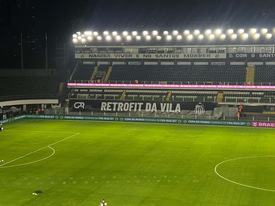 Parte da arquibancada térrea interditada.