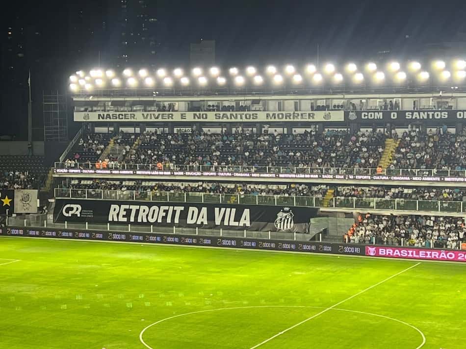 Parte da arquibancada térrea interditada - (Foto: Vinícius Spada/ Lance!)