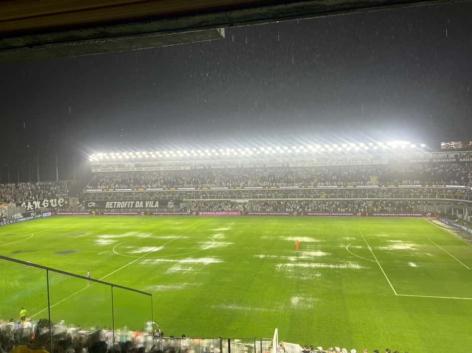 Santos e Bahia em campo para o duelo da 32ª rodada do Brasileirão - (Foto: Vinícius Spada/Lance!))