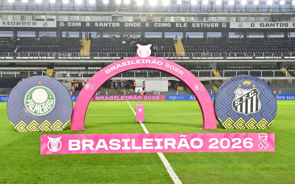 Pré-jogo no Estádio Vila Belmiro: Santos x Palmeiras, Brasileirão 2026, arco central rosa e logos das equipes.