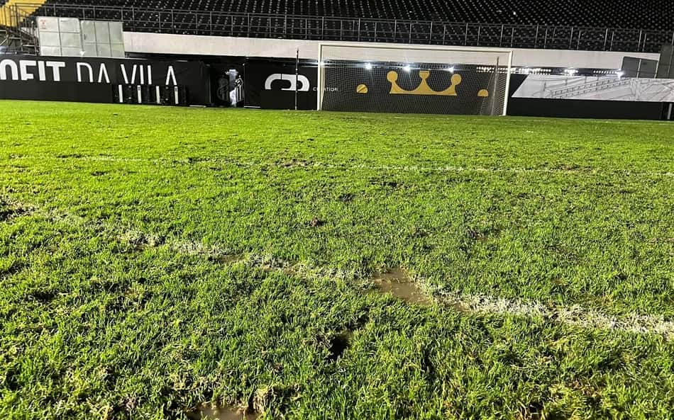Gramado da Vila Belmiro após o jogo contra o Bahia, no último sábado (24).