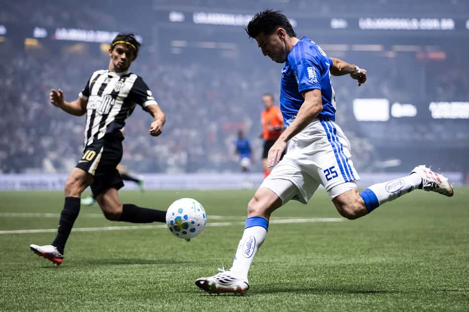 Villlaba tenta cruzamento durante Atlético-MG x Cruzeiro na Arena MRV.