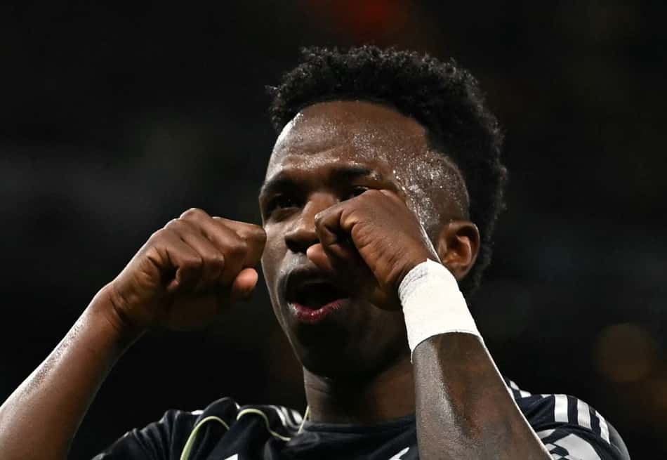 Vini Jr comemorando o gol marcado no duelo entre Real Madrid e Man City (Foto: Paul Ellis/AFP)