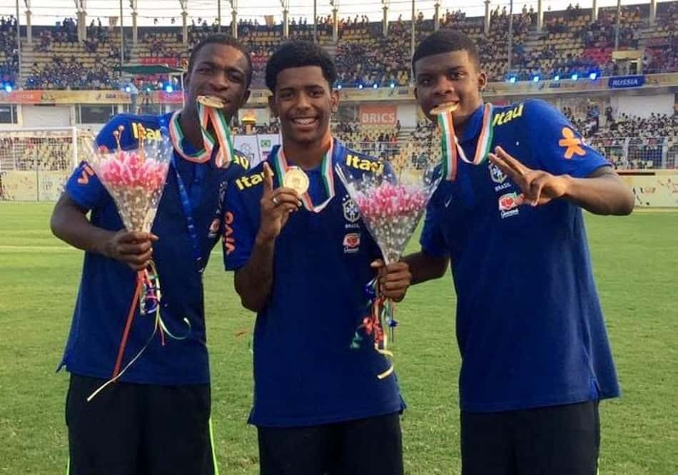 Vini Jr comemorando o título da Brics Cup, no sub-17 da Seleção (Foto: Reprodução/CBF)