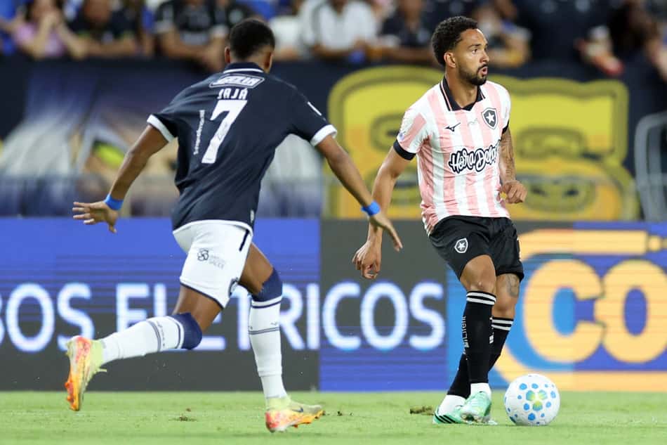 Vitinho, do Botafogo, em ação contra o Remo