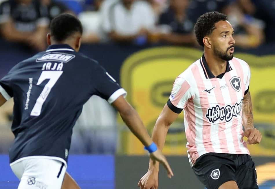 Vitinho, do Botafogo, em ação contra o Remo