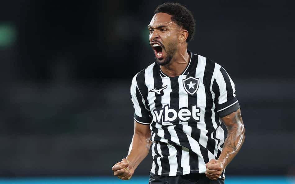 Botafogo atualiza situações de Arthur Chaves e Vitinho após exames no hospital