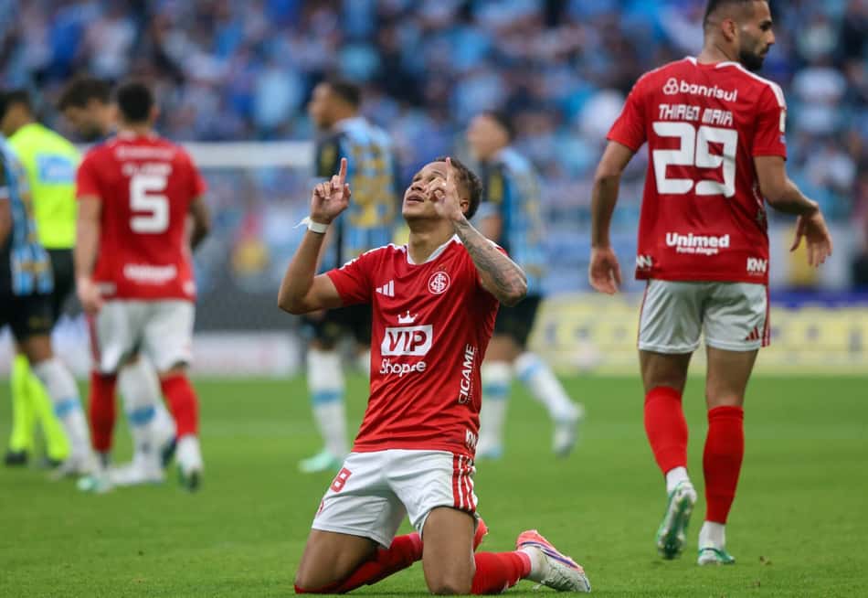 Vitinho celebra o gol marcado no Gre-Nal