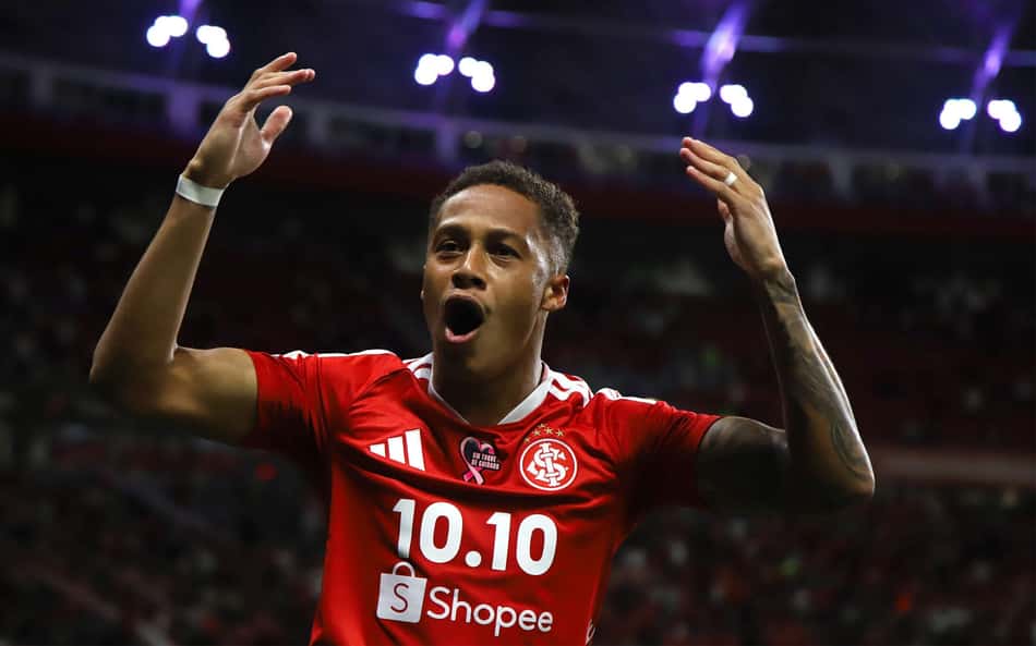 Vitinho comemora gol pelo Internacional