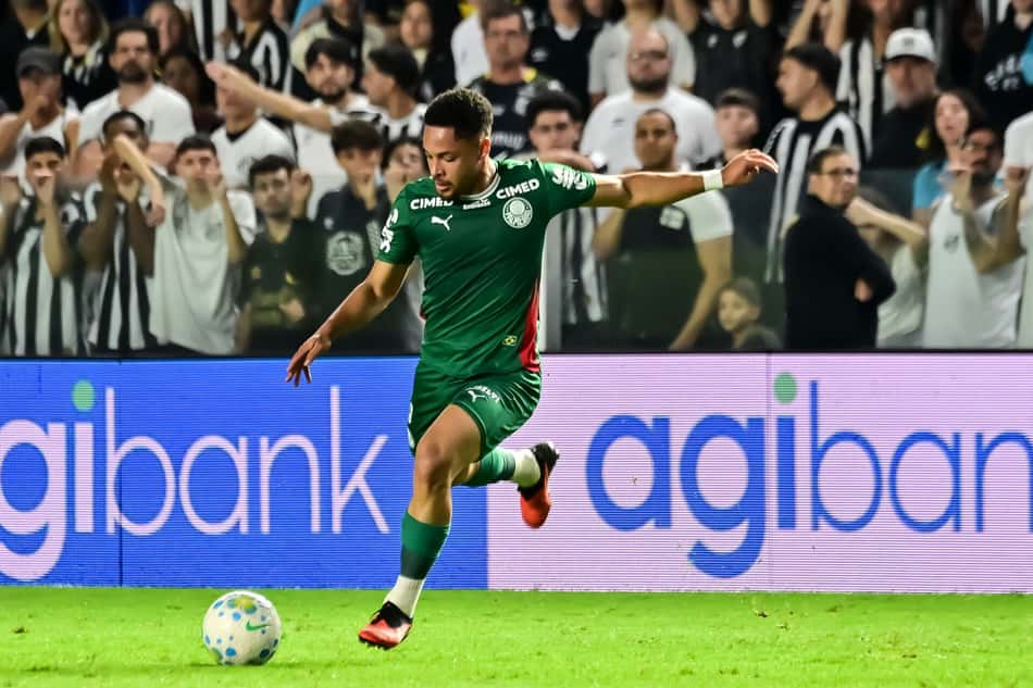 Vitor Roque em ação pelo Palmeiras contra o Santos na Vila Belmiro