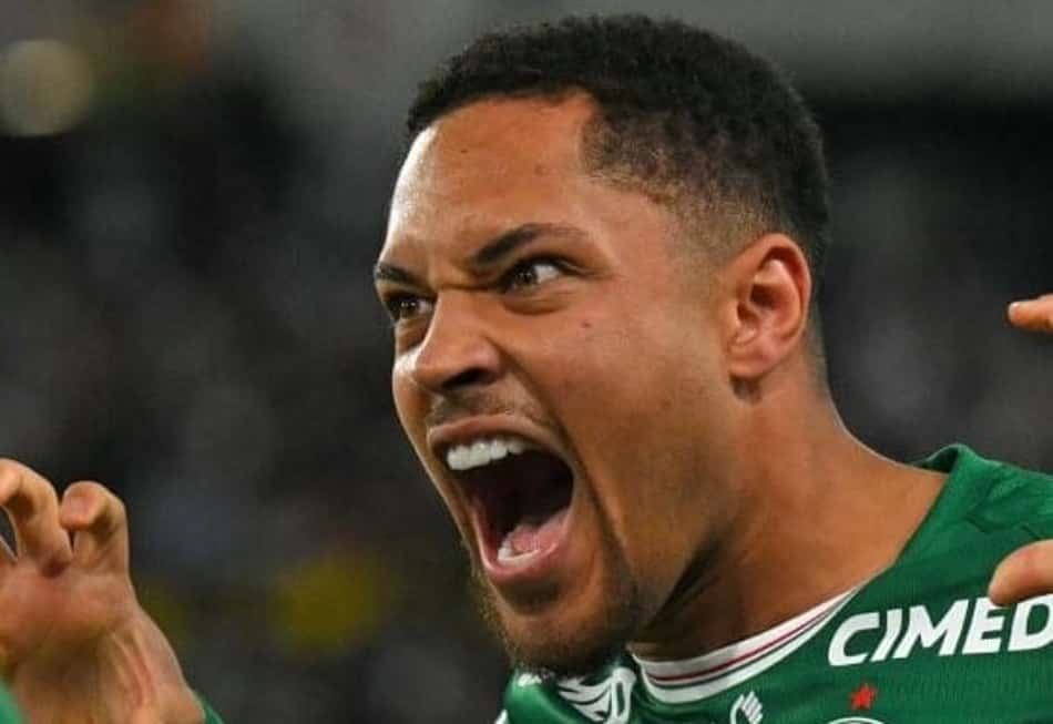 Vitor Roque comemora após marcar de pênalti na classificação do Palmeiras