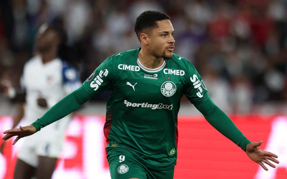 Vitor Roque comemora gol pelo Palmeiras contra a LDU