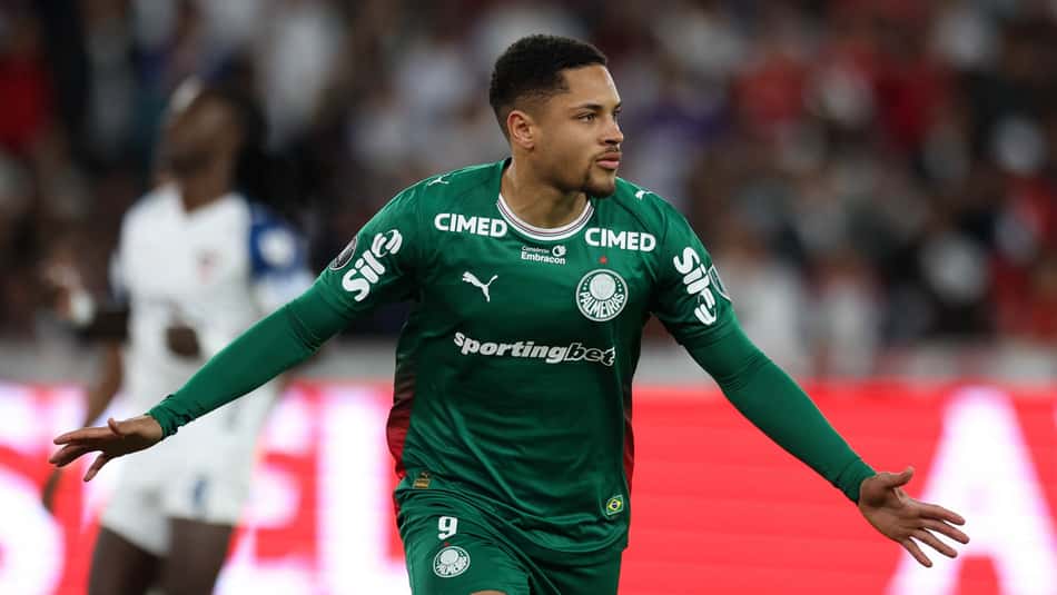Vitor Roque comemora gol pelo Palmeiras contra a LDU