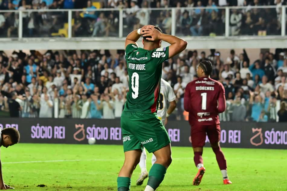 Vitor Roque em ação pelo Palmeiras contra o Santos na Vila Belmiro