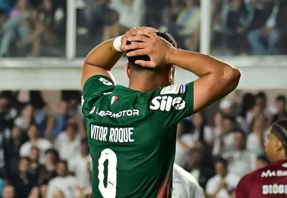 Vitor Roque em ação pelo Palmeiras contra o Santos na Vila Belmiro